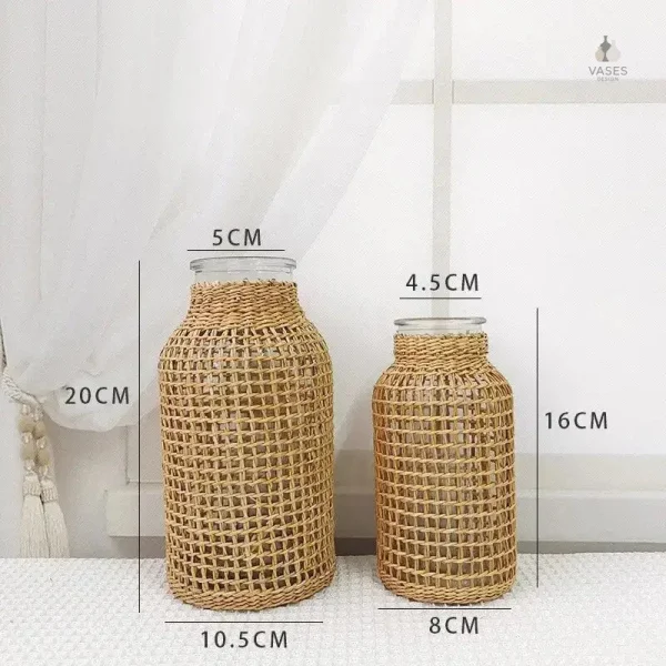 Vase en verre aux accents en paille tissée