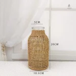 Vase en verre moderne avec détails en paille