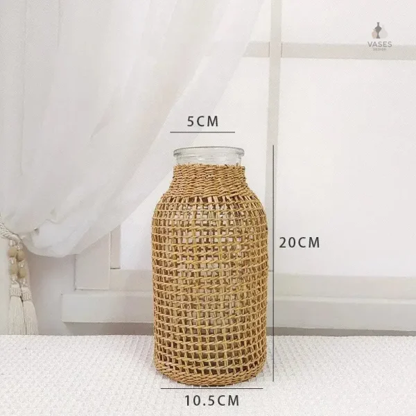 Vase en verre moderne avec détails en paille