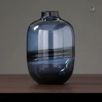 Vase en verre, finition bleu pour une touche artistique