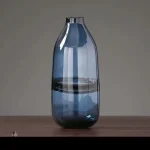 Vase en verre bleu, accessoire décoratif pour maison