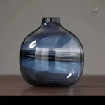 Vase en verre bleu, parfait pour agrémenter un coin de pièce