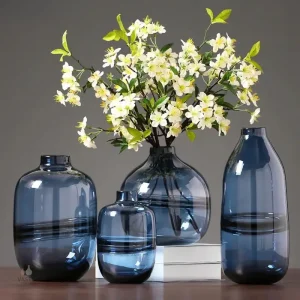 Vase bleu en verre, design moderne et épuré