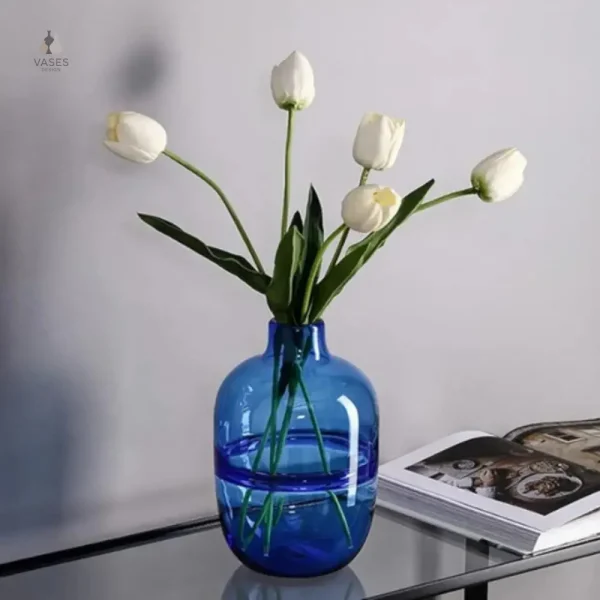 Vase en verre bleu, pièce maîtresse pour tables
