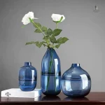 Vase en verre bleu, accessoire pour bouquets floraux