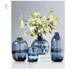 Vase en verre, teinte bleue pour l'intérieur