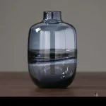 Vase en verre bleu, idéal pour embellir un espace