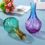 Vase coloré en verre, style contemporain