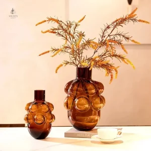 Vase en verre coloré au design moderne