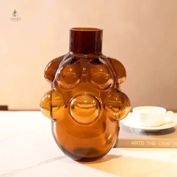 Vase en verre élégant avec des teintes vibrantes