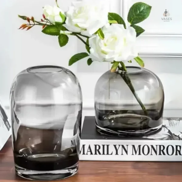 Vase en verre noir élégant pour décoration intérieure