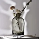 Vase noir en verre, design minimaliste et chic