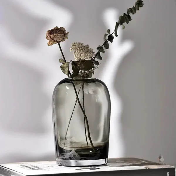 Vase noir en verre, design minimaliste et chic