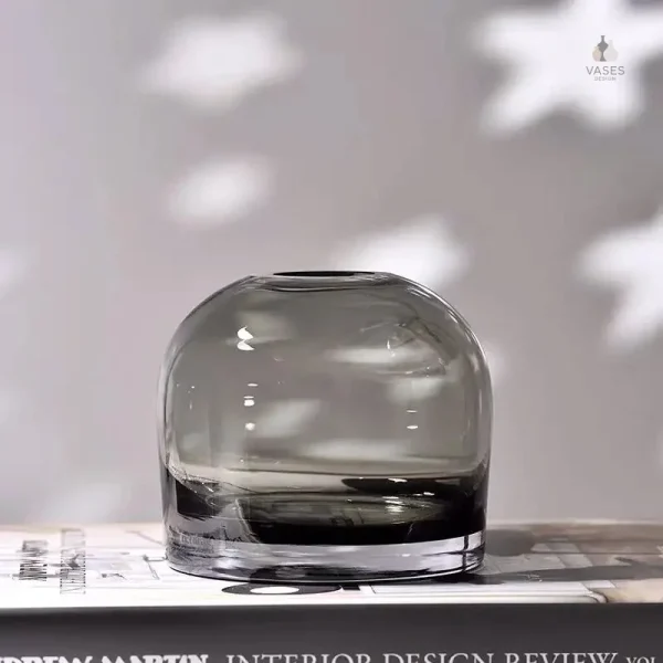 Vase noir en verre, pièce décorative polyvalente