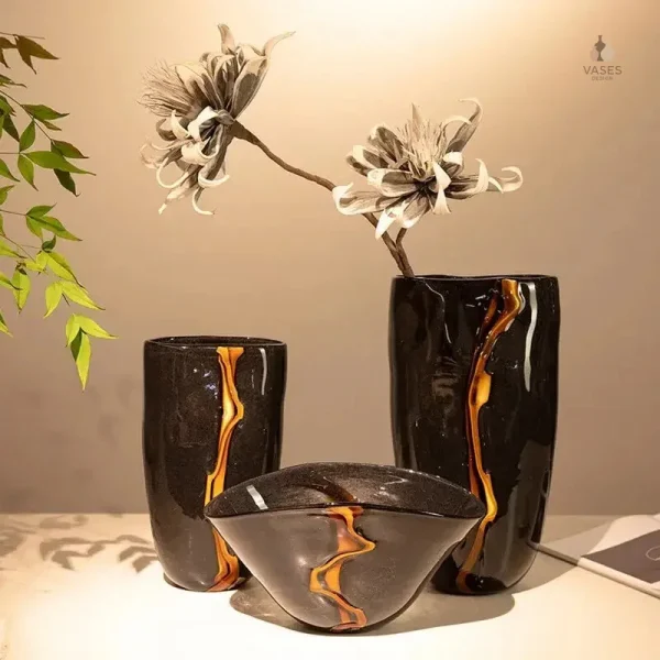 Vase en verre noir art déco élégant
