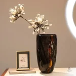 Vase en verre noir design vintage