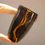 Vase en verre noir contemporain