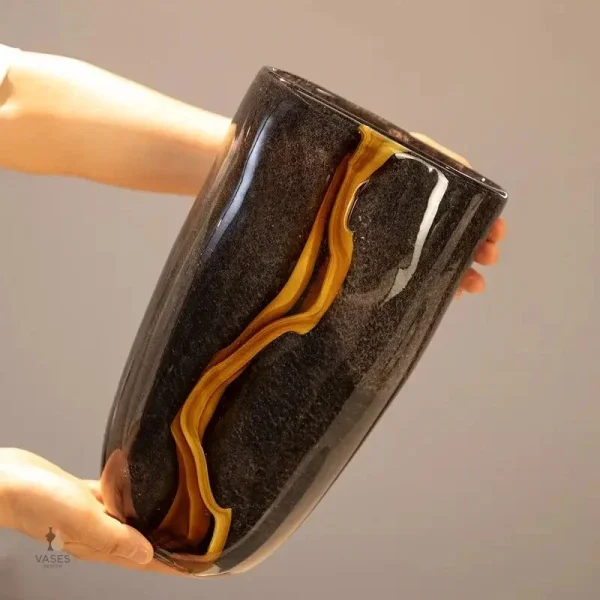 Vase en verre noir contemporain