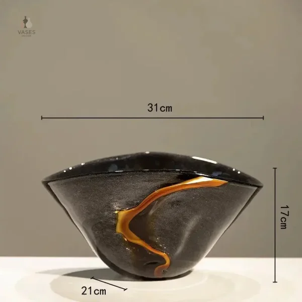 Vase élégant en verre noir