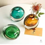 Vase en verre soufflé au design moderne