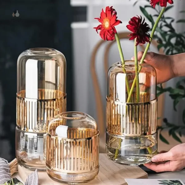Vase en verre clair, style moderne