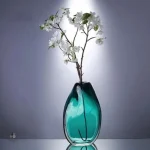 Vase en verre vert élégant