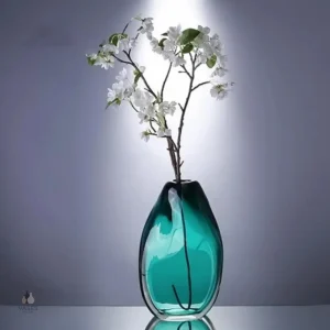 Vase en verre vert élégant