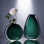 Vase moderne en verre vert