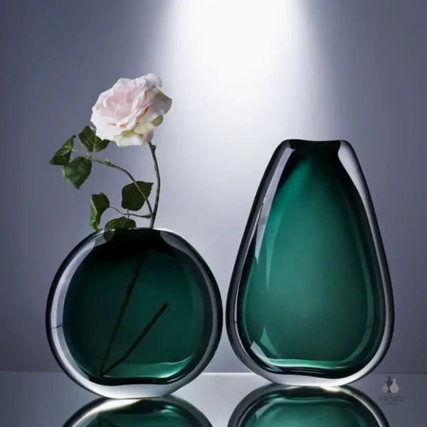 Vase moderne en verre vert