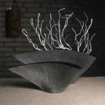 Vase éventail avec motifs stylisés et contemporains