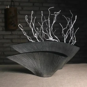 Vase éventail avec motifs stylisés et contemporains