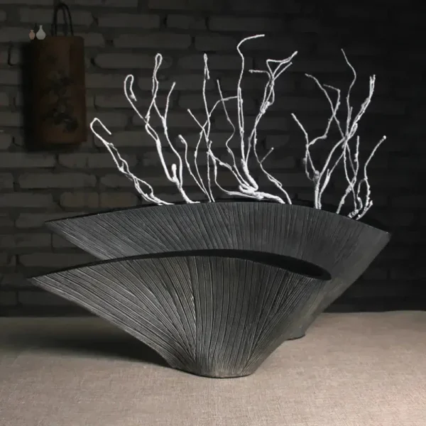 Vase éventail avec motifs stylisés et contemporains