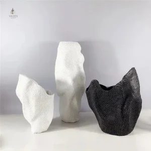 Vase artisanal, forme contemporaine, élégant