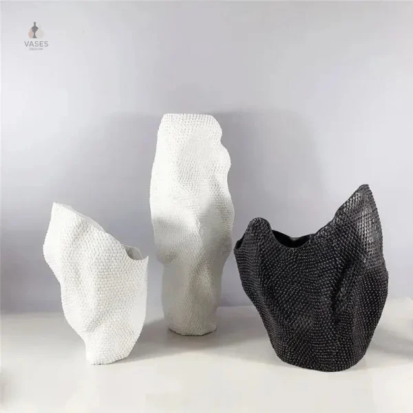 Vase artisanal, forme contemporaine, élégant