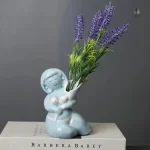 Vase sculpté représentant la féminité