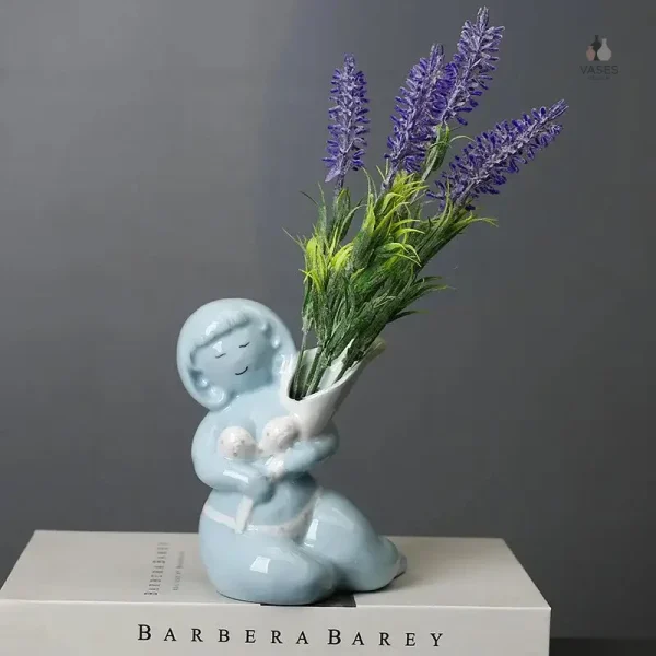 Vase sculpté représentant la féminité
