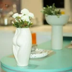 Vase sculptural aux courbes féminines