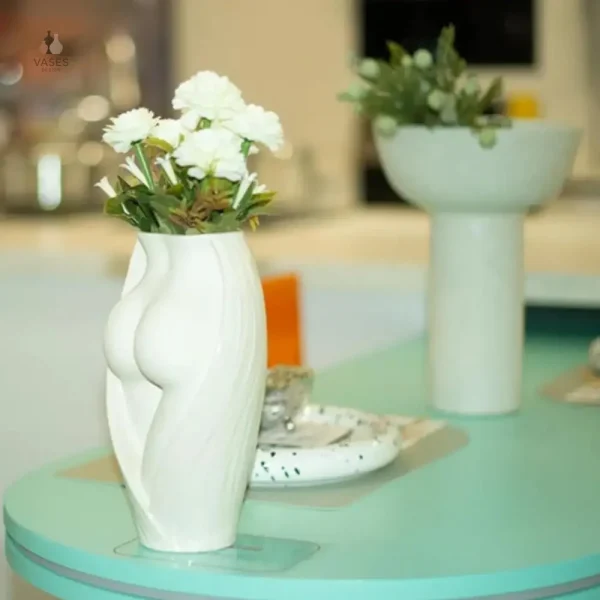 Vase sculptural aux courbes féminines