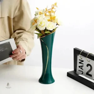 Vase contemporain aux lignes épurées