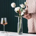 Vase design en verre clair pour décoration florale