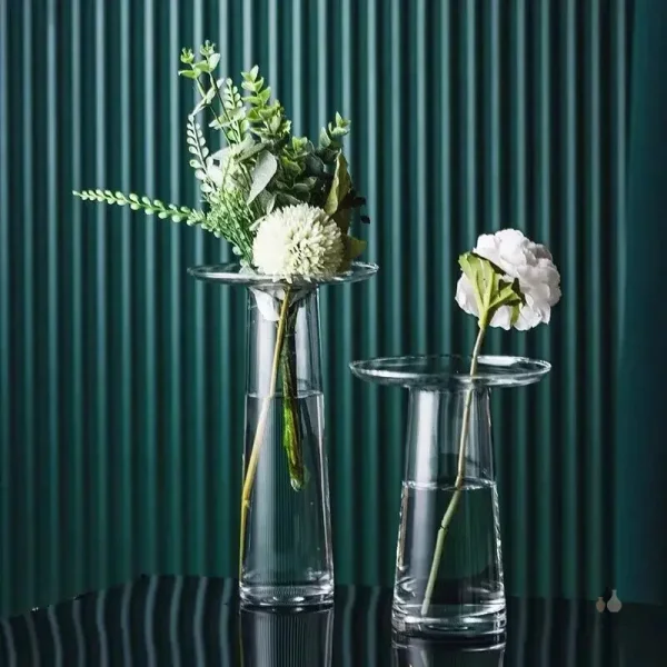 Vase en verre, parfait pour mettre en valeur des fleurs