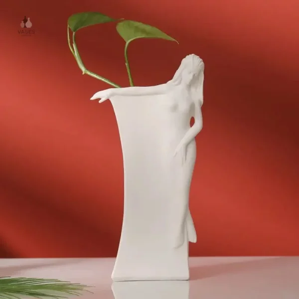 Vase artistique représentant la silhouette d'une femme