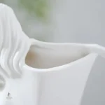 Vase décoratif en céramique, silhouette féminine stylisée