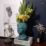 Vase visage abstrait pour une touche contemporaine