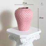 Vase en céramique rose, style fruité et moderne