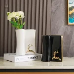 Vase en forme de livre avec motif de cerf