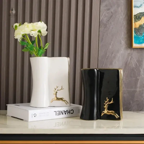 Vase en forme de livre avec motif de cerf