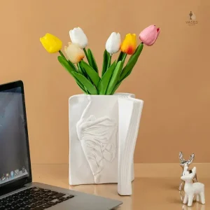 Vase original représentant un visage sur une couverture de livre
