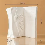 Vase artistique alliant design de livre et visage stylisé