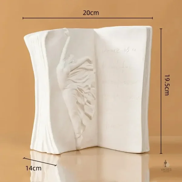 Vase artistique alliant design de livre et visage stylisé